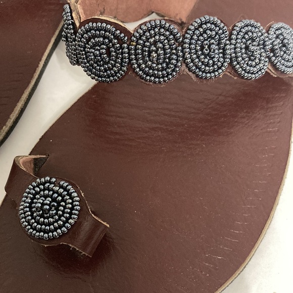 Swahili Coast Hand-beaded Leather Artisan Clover Sandals in Slate Toe loop - Picture 3 of 6